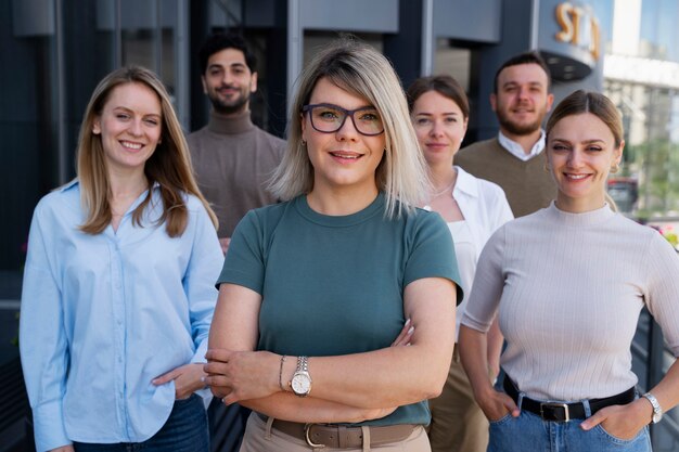 Befähigte Geschäftsfrau, die in der Stadt arbeitet