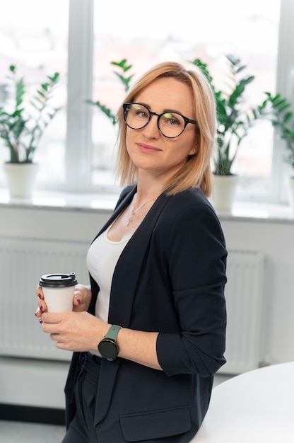 Befähigte Geschäftsfrau im Büro