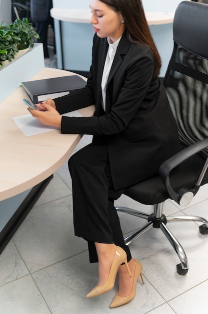 Kostenloses Foto befähigte geschäftsfrau im büro