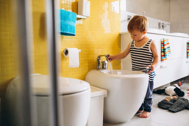 Befestigung des kleinen Jungen im Badezimmer