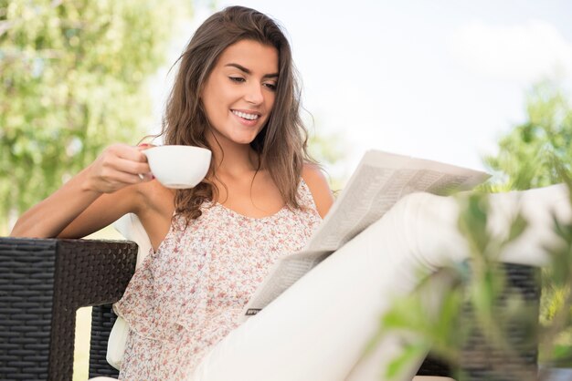 Beginnen Sie den Tag mit Kaffee und Zeitung