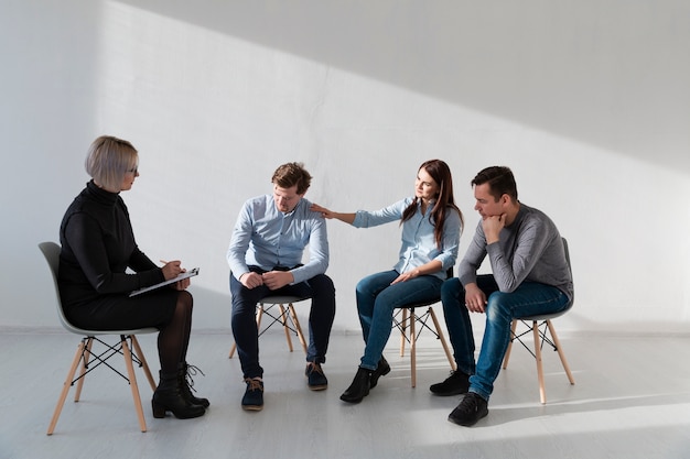 Behandeln Sie das Sitzen mit Rehabilitationspatienten in einem Reinraum