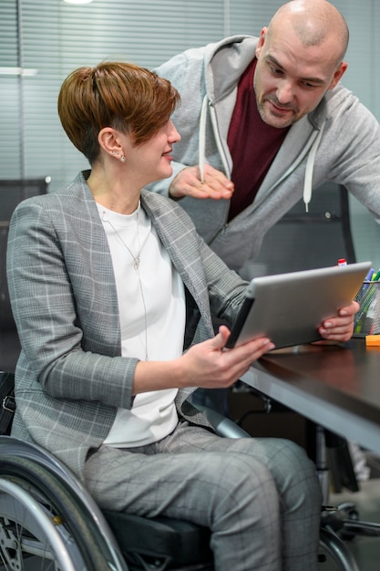 Behinderte junge Frau im Büro zuhören