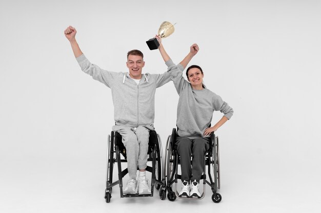 Behinderte Sportler mit einem goldenen Pokal