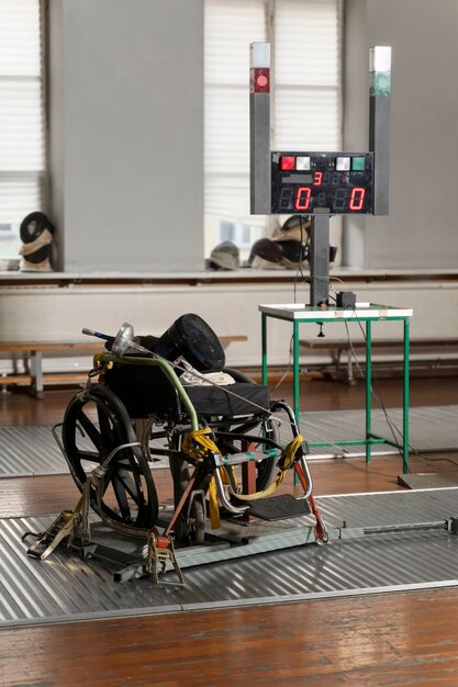 Behindertenfechter Spezialausrüstung auf Rollstuhl