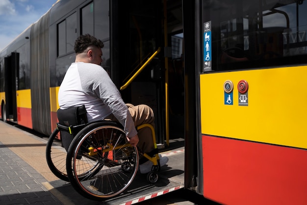 Behinderter, der in den Bus einsteigt, volle Aufnahme