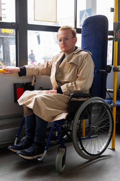 Behinderter, der in die Stadt reist