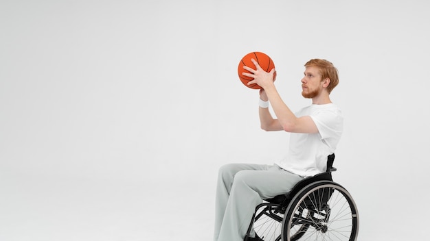 Kostenloses Foto behinderter männlicher basketballspieler