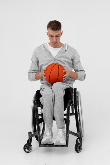 Behinderter männlicher Basketballspieler