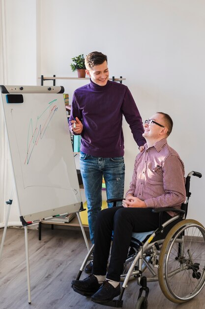 Behinderter Mann, der im Büro arbeitet