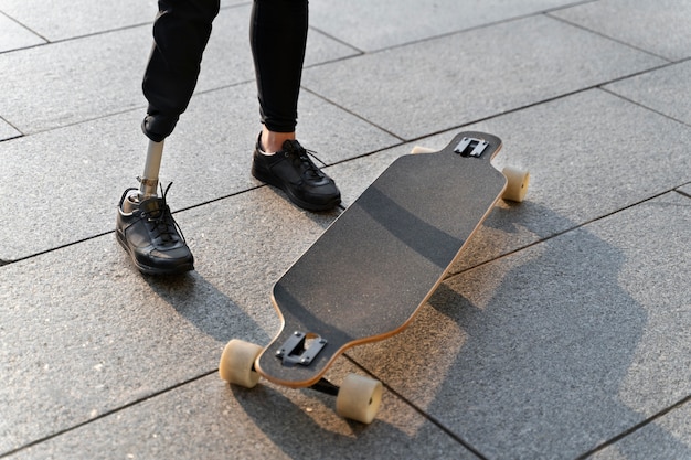 Behinderter mit Skateboard im Freien