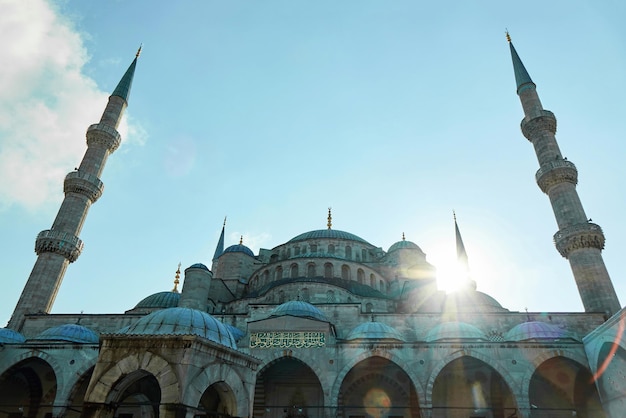 Bei Sonnenuntergang auf dem Himmelshintergrund Blaue Moschee Istanbul Türkei