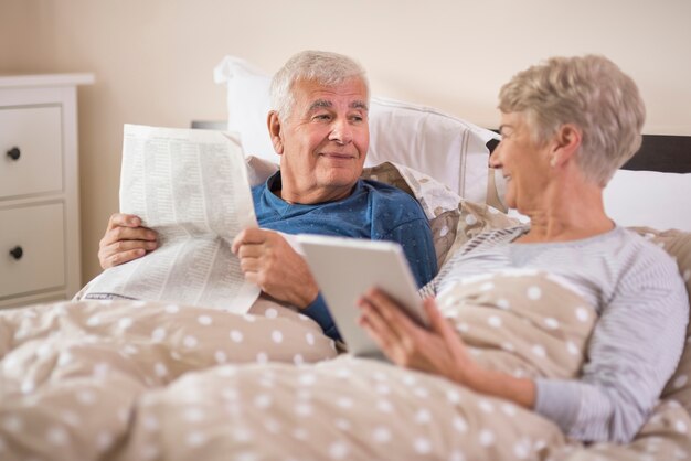 Beide suchen nach Neuigkeiten im Internet