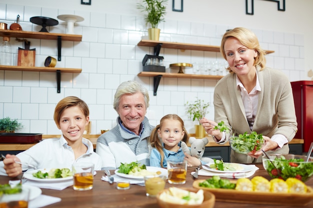 Kostenloses Foto beim frühstück versammelt