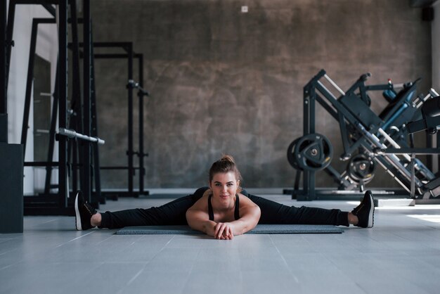 Beine an den Seiten. Foto der herrlichen blonden Frau im Fitnessstudio zu ihrer Wochenendzeit