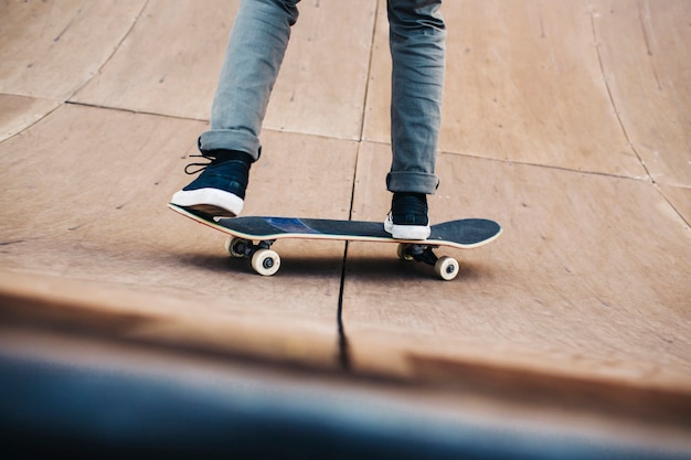 Beine auf Skateboard