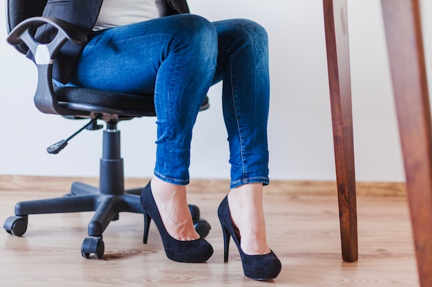 Beine der Frau im Büro