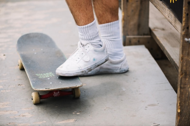 Kostenloses Foto beine der person mit skateboard