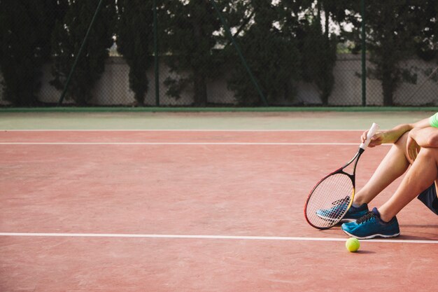 Beine des sitzenden Tennisspielers