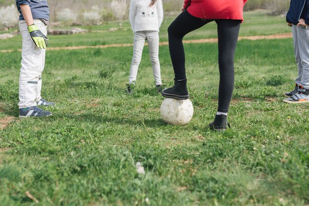 Beine von Kindern, die Fußball spielen