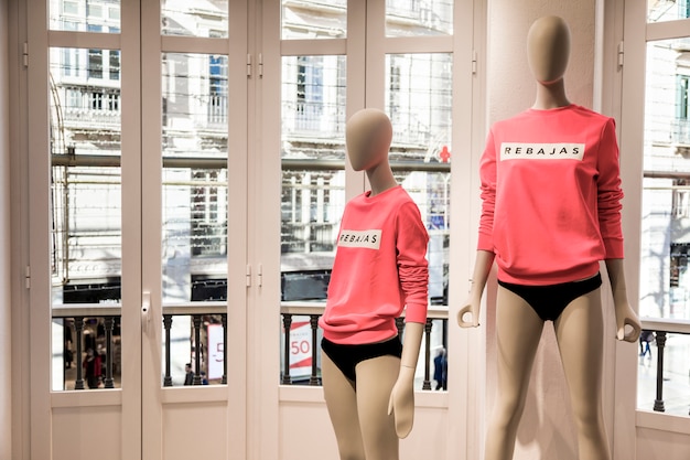 Kostenloses Foto bekleidungsgeschäft mit mannequins