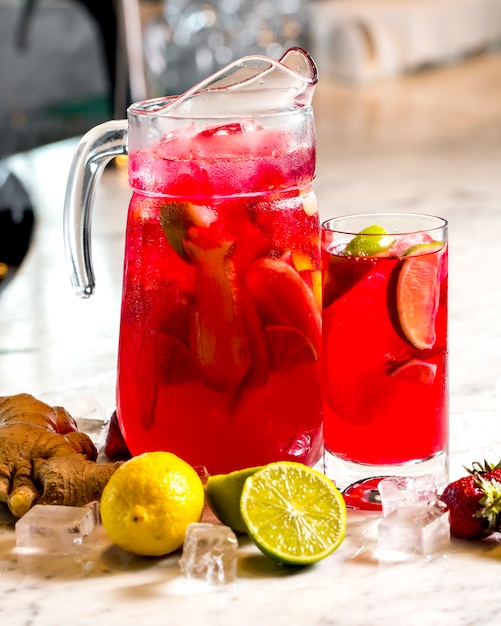 Belebende Limonade der Frontalansicht mit Zitronenlimettenerdbeeren und Ingwer