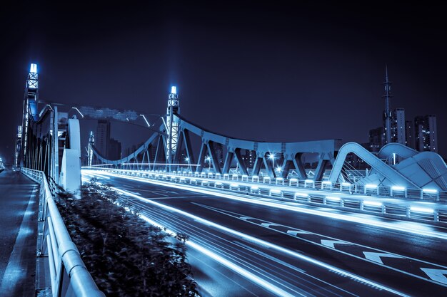 Beleuchtete Brücke bei Nacht