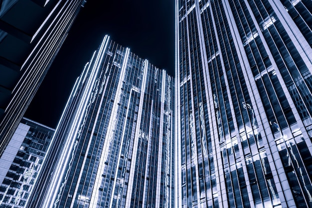 Kostenloses Foto beleuchtete bürogebäude in der nacht