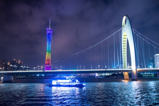 Beleuchtete Stadt in der Nacht