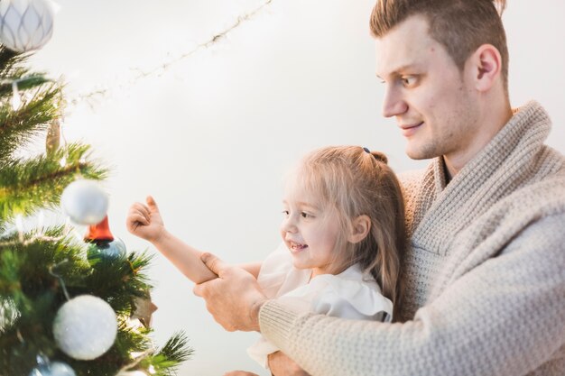 Beleuchteten Weihnachtsbaum zusammen verzieren