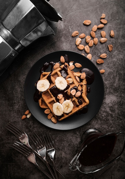 Kostenloses Foto belgische waffel der draufsicht mit banane