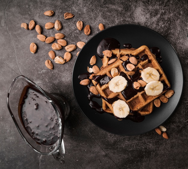 Belgische Waffel der Draufsicht mit Banane