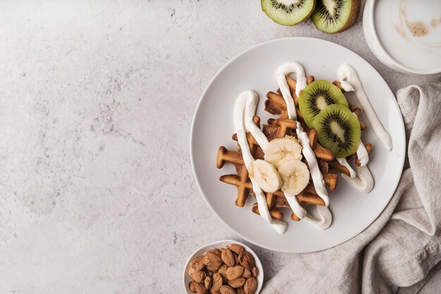 Belgische Waffel der Draufsicht mit Früchten