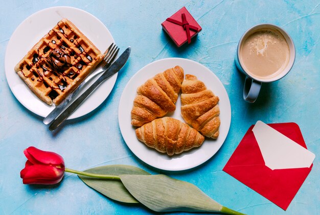 Belgische Waffel mit Hörnchen auf Platte