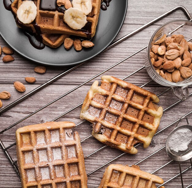 Kostenloses Foto belgische waffel von oben mit mandeln