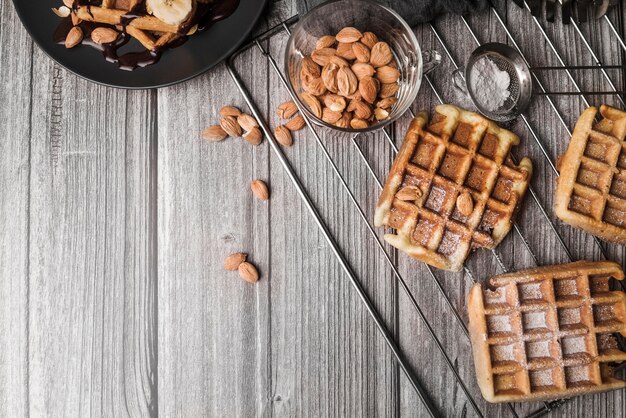 Belgische Waffel von oben mit Mandeln