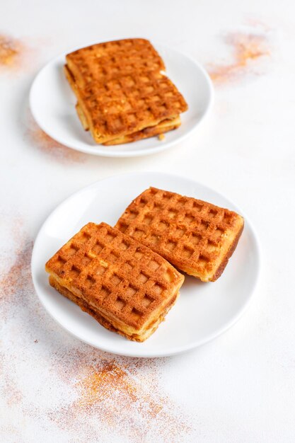 Belgische waffeln mit sahne und frischen himbeeren.