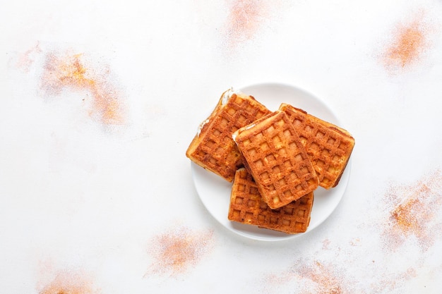 Belgische Waffeln mit Sahne und frischen Himbeeren.