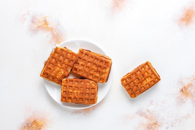 Belgische waffeln mit sahne und frischen himbeeren.