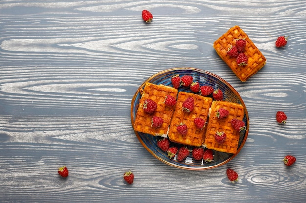 Belgische Waffeln mit Sahne und frischen Himbeeren.