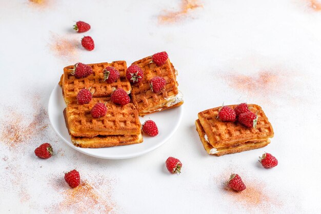 Belgische Waffeln mit Sahne und frischen Himbeeren.