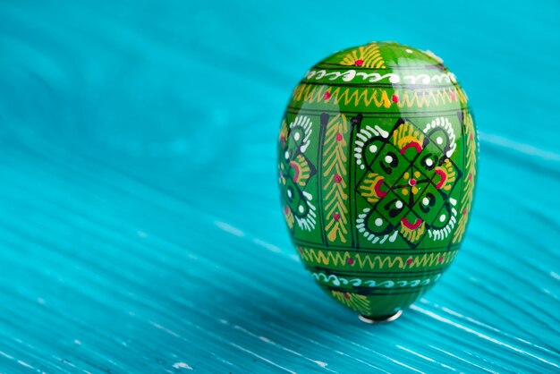Bemalte Eier auf blauem Holzoberfläche für Ostern Tag
