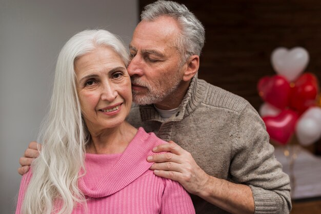 Bemannen Sie das Küssen der Frau auf Backe am Valentinstag