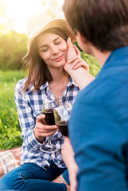 Bemannen Sie das rührende Gesicht der Freundin leicht auf Picknick