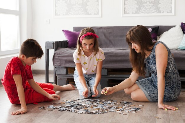 Bemuttern Sie das Spielen des Puzzlen mit ihren Kindern zu Hause