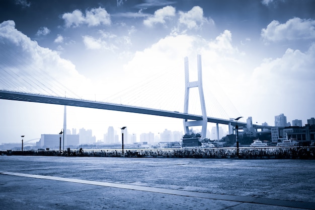 Benannte bayi brücke in der nacht von shanghai china.