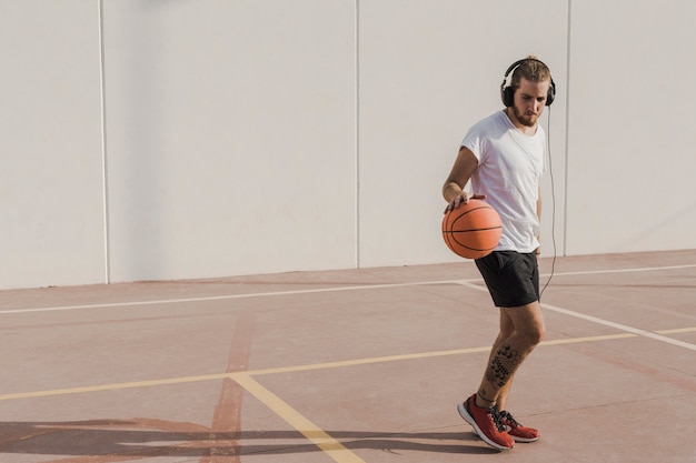 Übender Basketball des Mannes vor Gericht