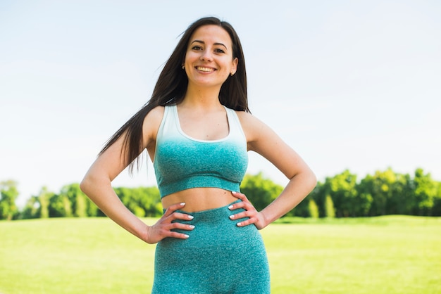 Übender Sport der athletischen Frau im Freien