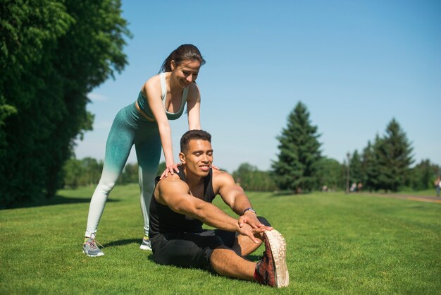 Übender Sport der jungen Leute im Freien