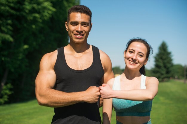 Übender Sport der jungen Leute im Freien